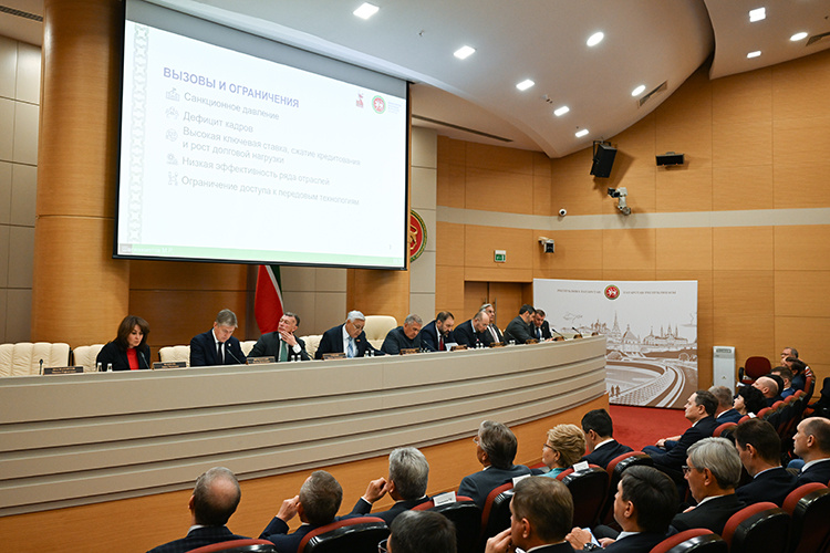    Рустам Минниханов провел первое «большое» заседание, посвященное бюджету региона на 2026 год.   
Фото:  tatarstan.ru