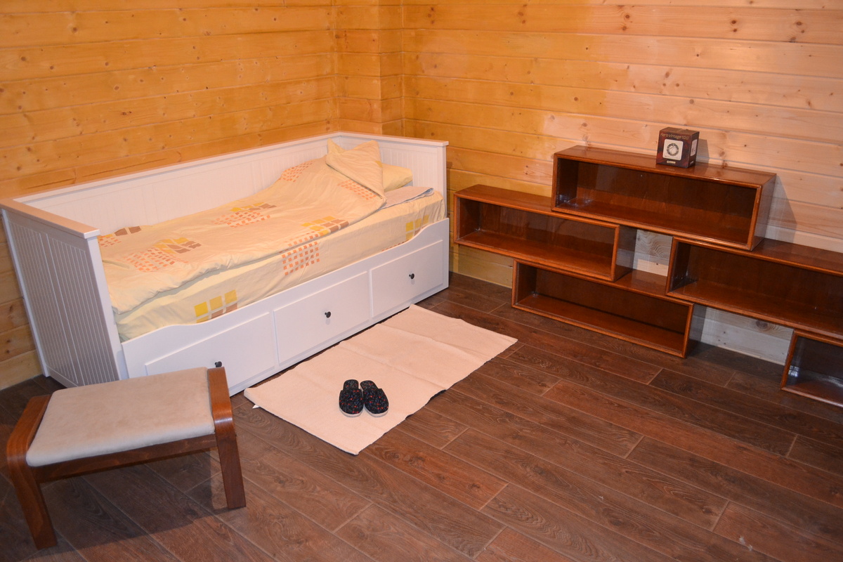 Тут даже видно, что стена недокрашенная