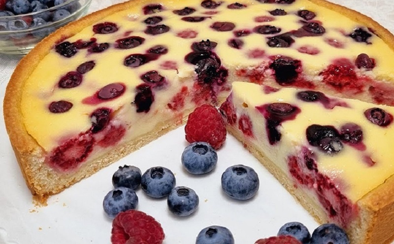 Пирог с кремовой серединой и ягодами: домашний десерт, который удивит всех