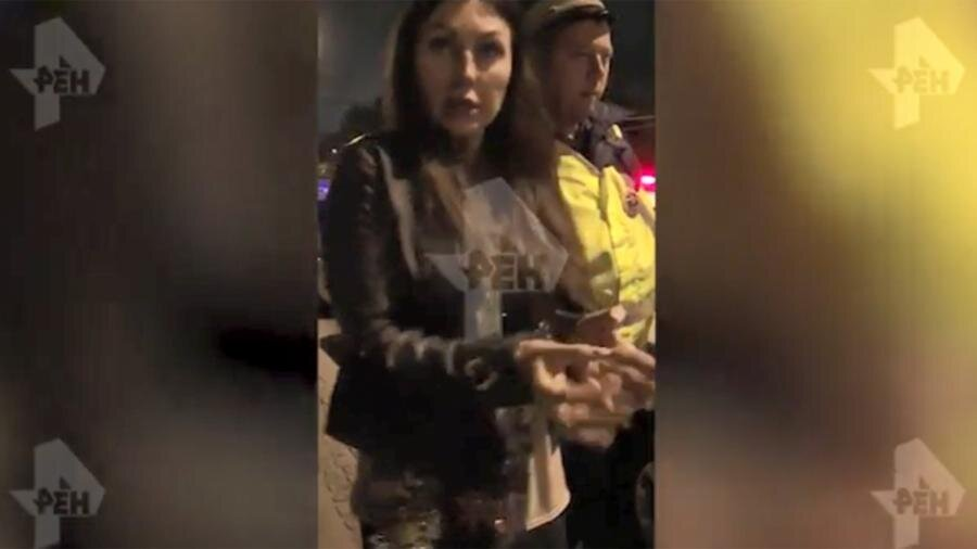 Кадр видео, где актриса Наталья Бочкарева задержана правоохранителями Фото: РЕН ТВ