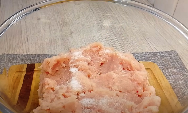 Пицца без теста: мясная основа, грибы и сыр — новый взгляд на любимое блюдо