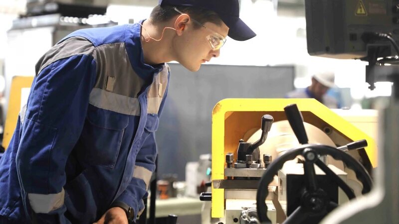     На Алтай-Коксе провели конкурс профессионального мастерства «Лучший по профессии» среди токарей. Фото предоставлено компанией Алтай-Кокс.