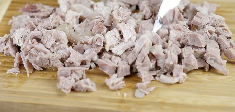Салат с мясом и черной редькой: витаминная находка для зимнего стола