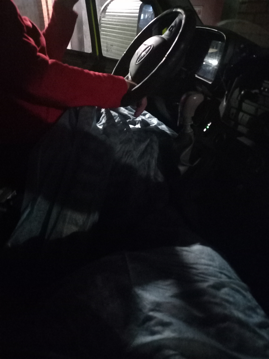 Укрыли ноги одеялом