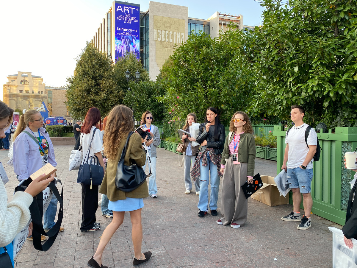 На фото дом в левом верхнем углу, за зданием Известий