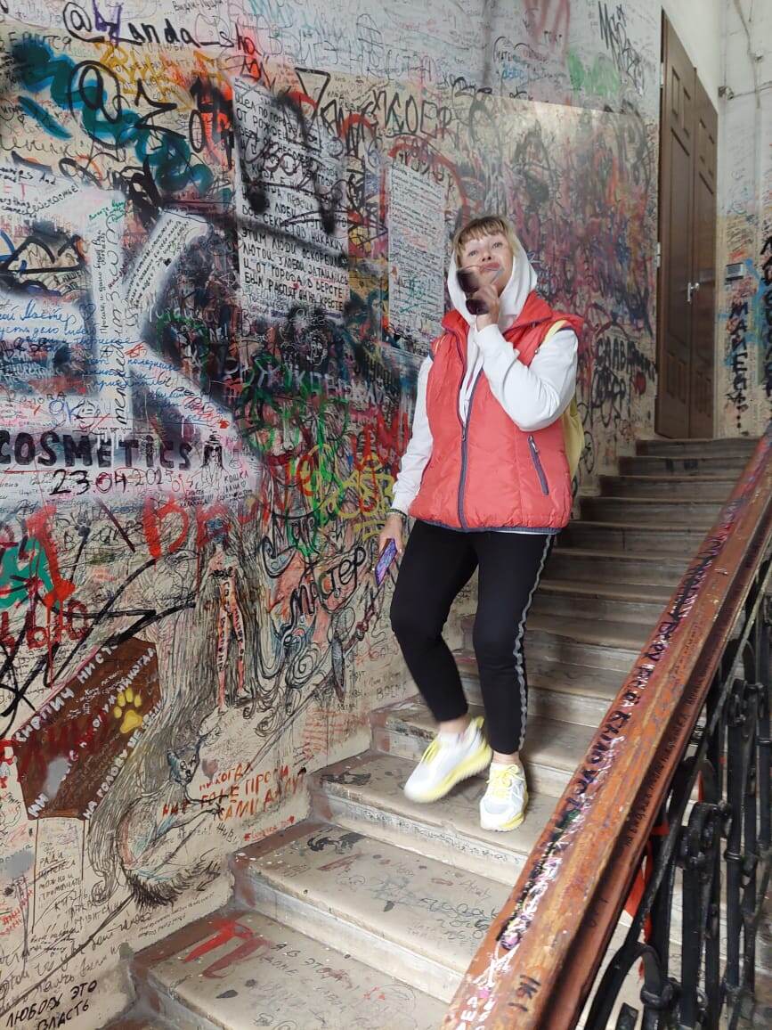 Выбегаю из "Нехорошей квартиры" . Времени было лишь на то, чтобы заглянуть на минутку, а навстречу поднимались Валюша с Кариной... Карина меня и "подловила" 😄