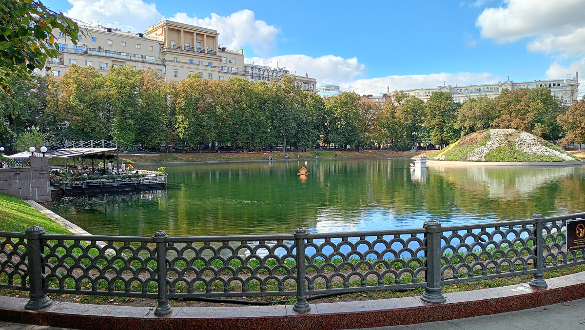 Патриаршие пруды... Моя давняя мечта исполнилась - увидела.. Но... Хотя об этом расскажу в статье о прогулке по Москве... да и даже с этим "но" я счастлива, что была там