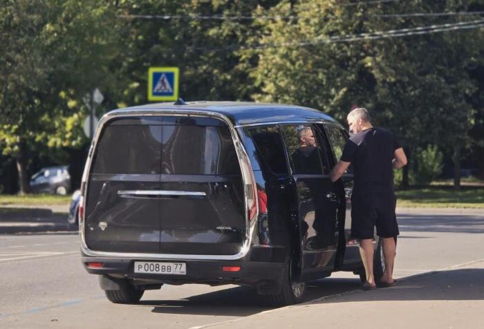 Хоккеист Александр Овечкин купил минивэн Aurus Arsenal. Обложка © platesmania.com