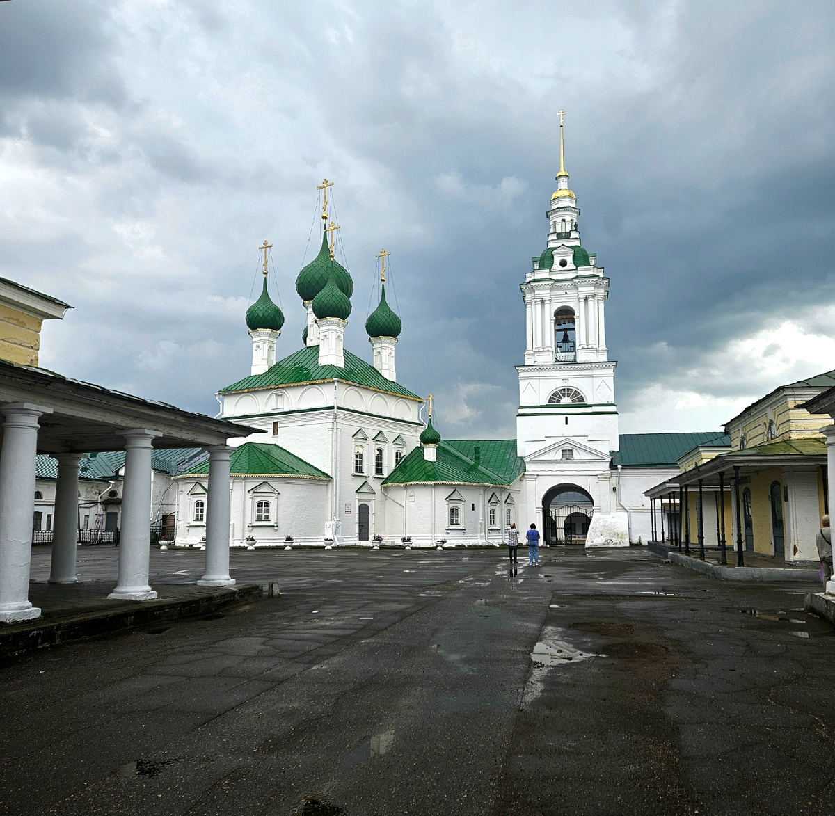 Церковь Спаса в Рядах (также известна как Храм во имя Всемилостивого Спаса в Гостинном дворе). Пятиглавая православная церковь середины XVIII века, которая входит в ансамбль Торговых рядов города. Входит в перечень объектов культурного наследия РФ. Первое упоминание относится к 1628 году.  