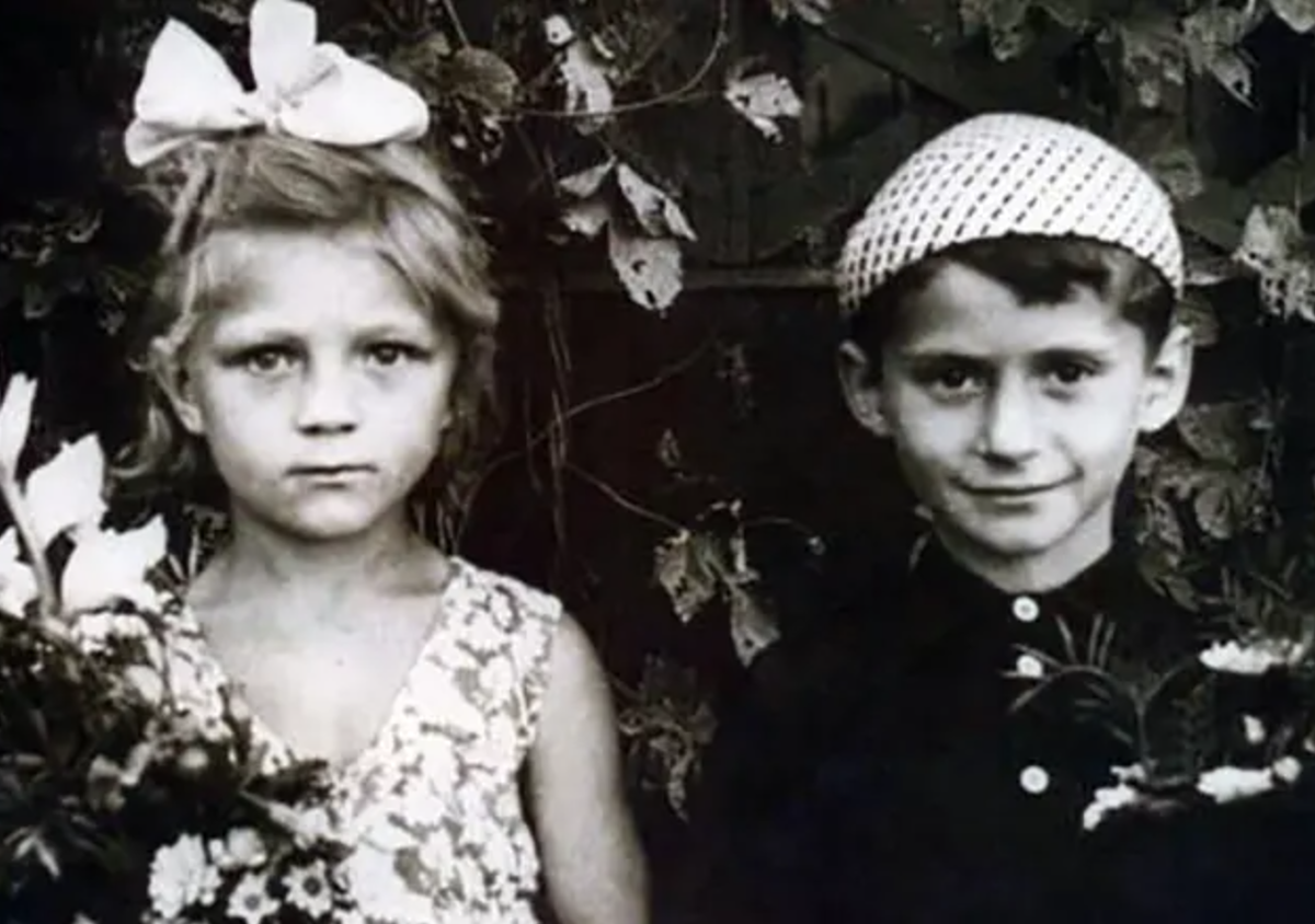 Семён в детстве с сестрой
