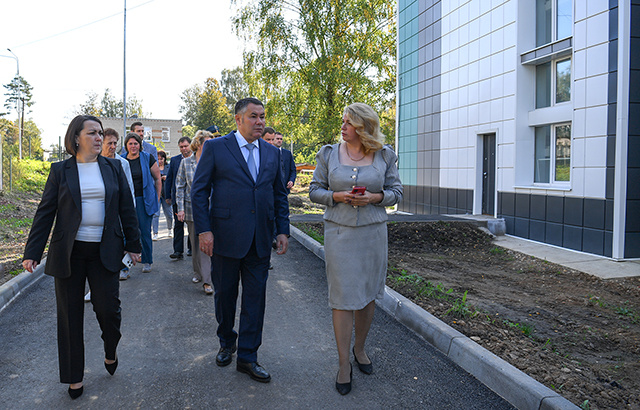В Торжке отремонтированы школы, благоустраивается площадь, построена поликлиника