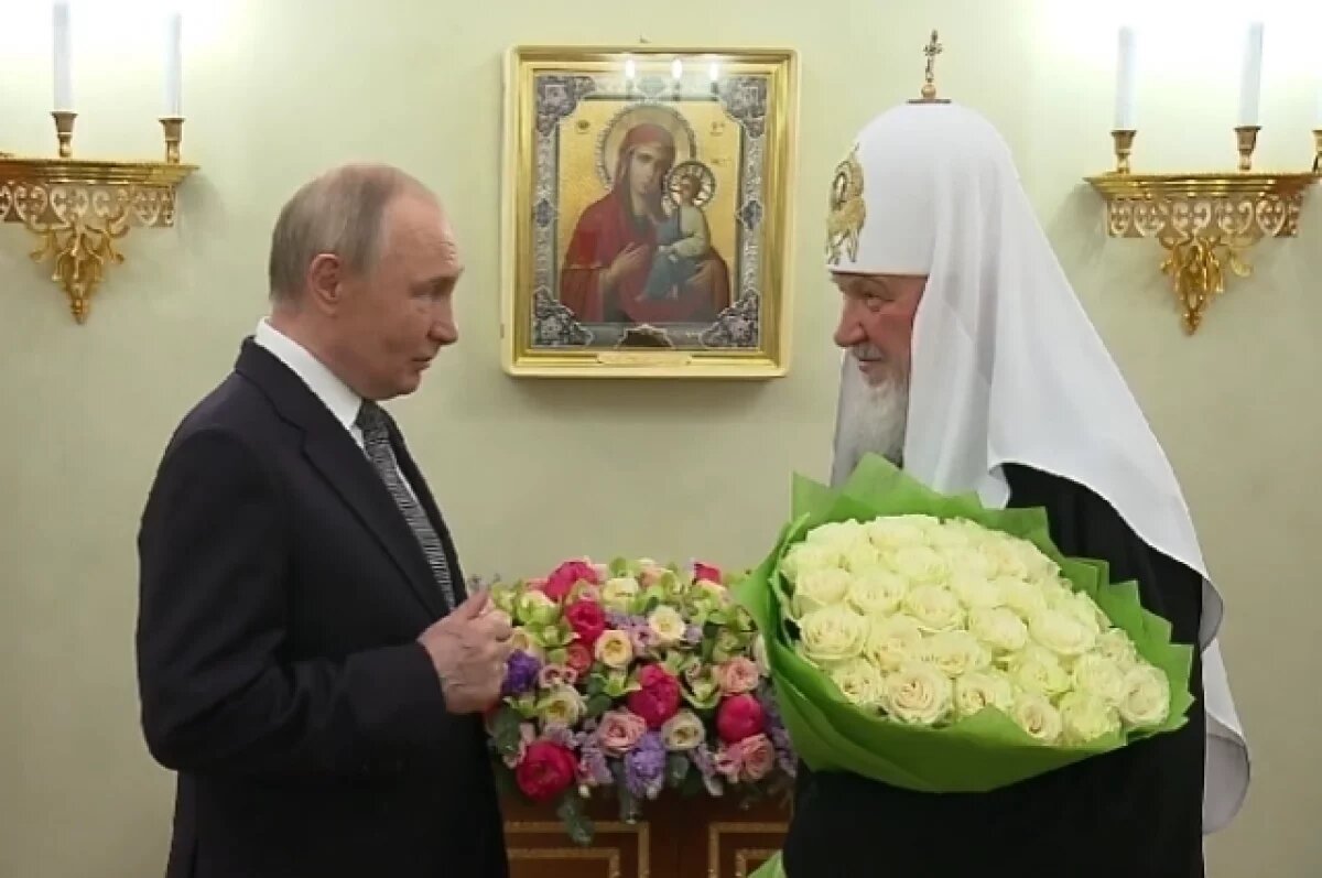    Патриарх Кирилл подтвердил, что его отец крестил Путина в 1952 году