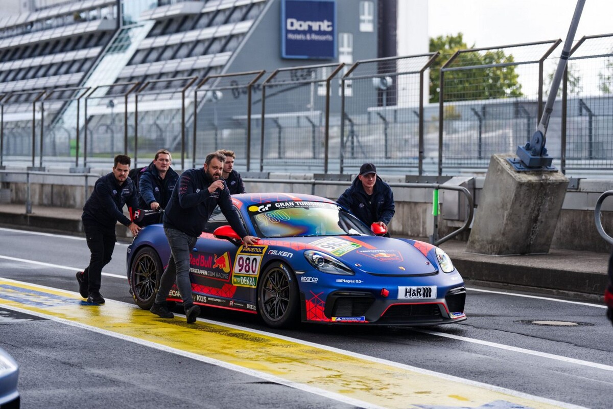    Porsche 718 Cayman GT4 Clubsport Макса ФерстаппенаФото: Соцсети