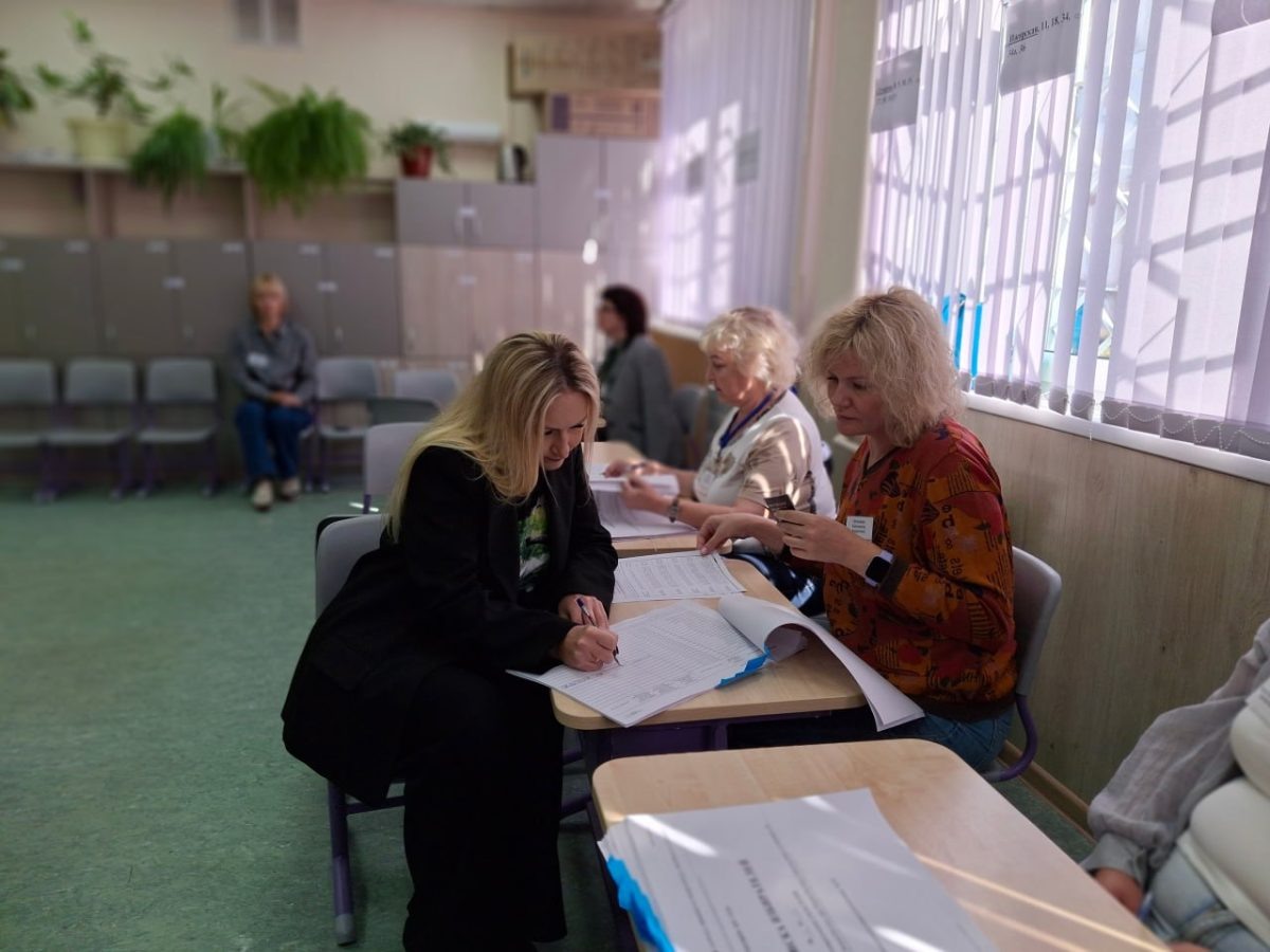    Председатель облизбиркома Маргарита Андреева проголосовала на избирательном участке в Нижнем Новгороде