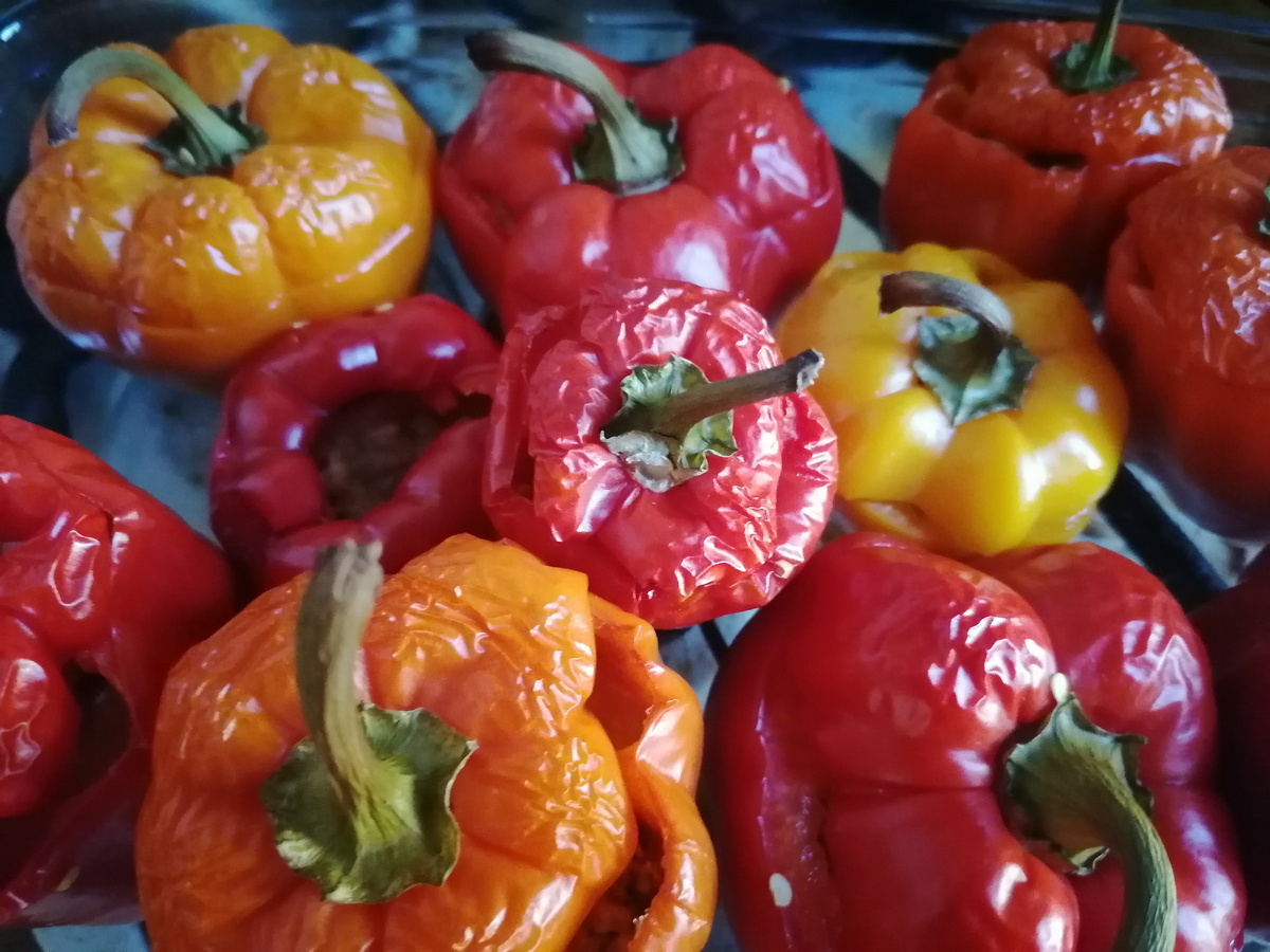 На самом деле  болгарский сладкий перец можно фаршировать не только фаршем из мяса, но и печенью.