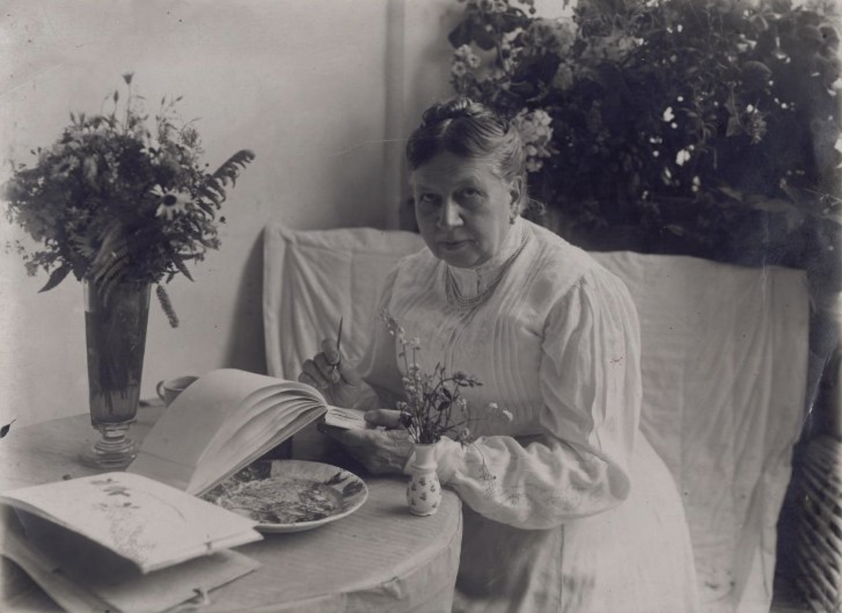 С.А. Толстая за рисованием на террасе дома в Ясной Поляне. 1908 г.