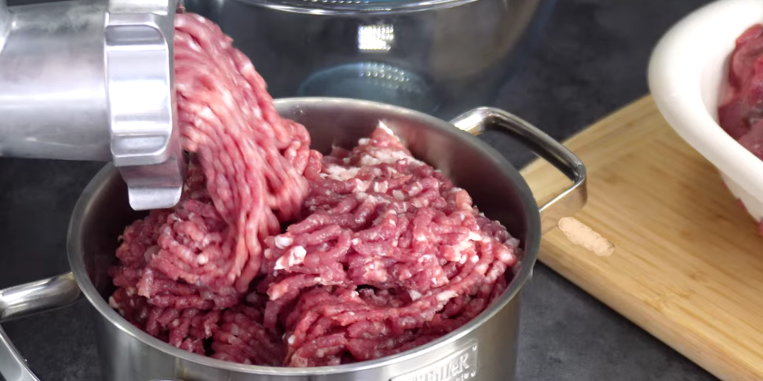 Мясорубка не крутит, а «жуёт»? Фарш вылезает обратно... Виноват не прибор, а одна Ваша ошибка🍖