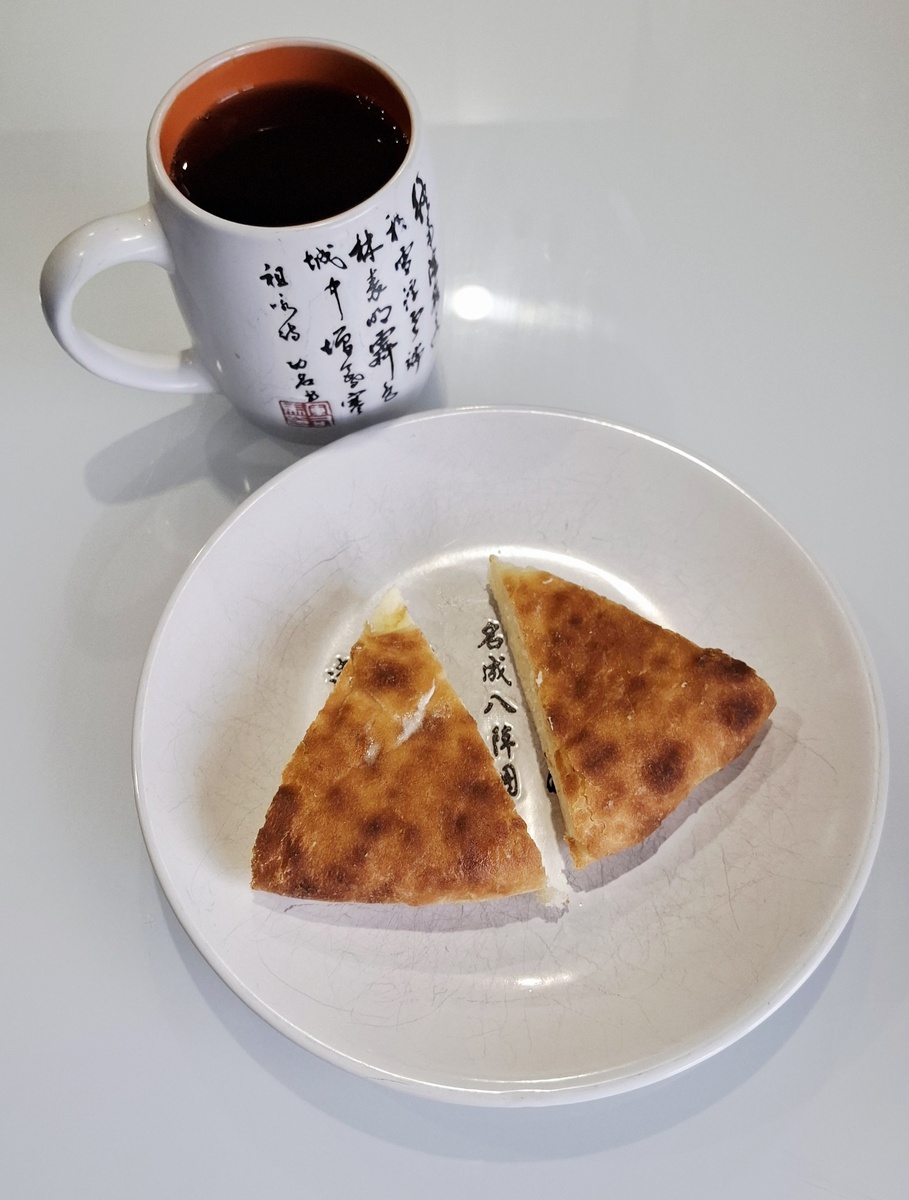 Чай и пирог с сыром