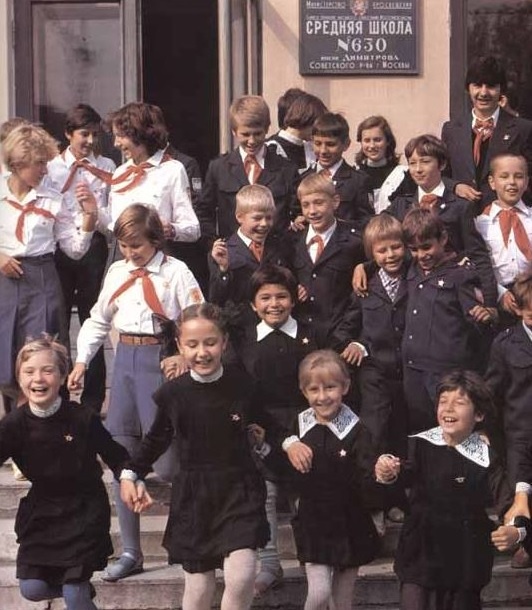 Счастливые советские пионеры выбегают из школы и знают следующее: