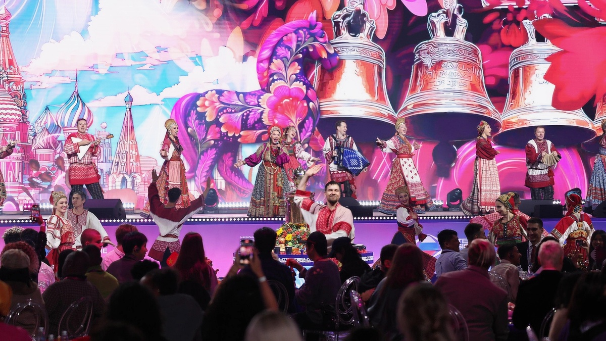 Хохлома - есть, Надежда - есть, балалайка - есть, а где медведи? Фото: StarHit