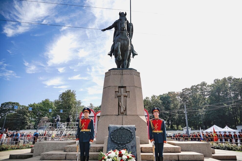    Крестный ход прошел по Невскому проспекту в Санкт-Петербурге