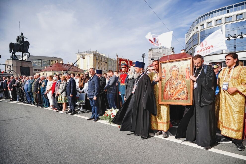    Крестный ход прошел по Невскому проспекту в Санкт-Петербурге