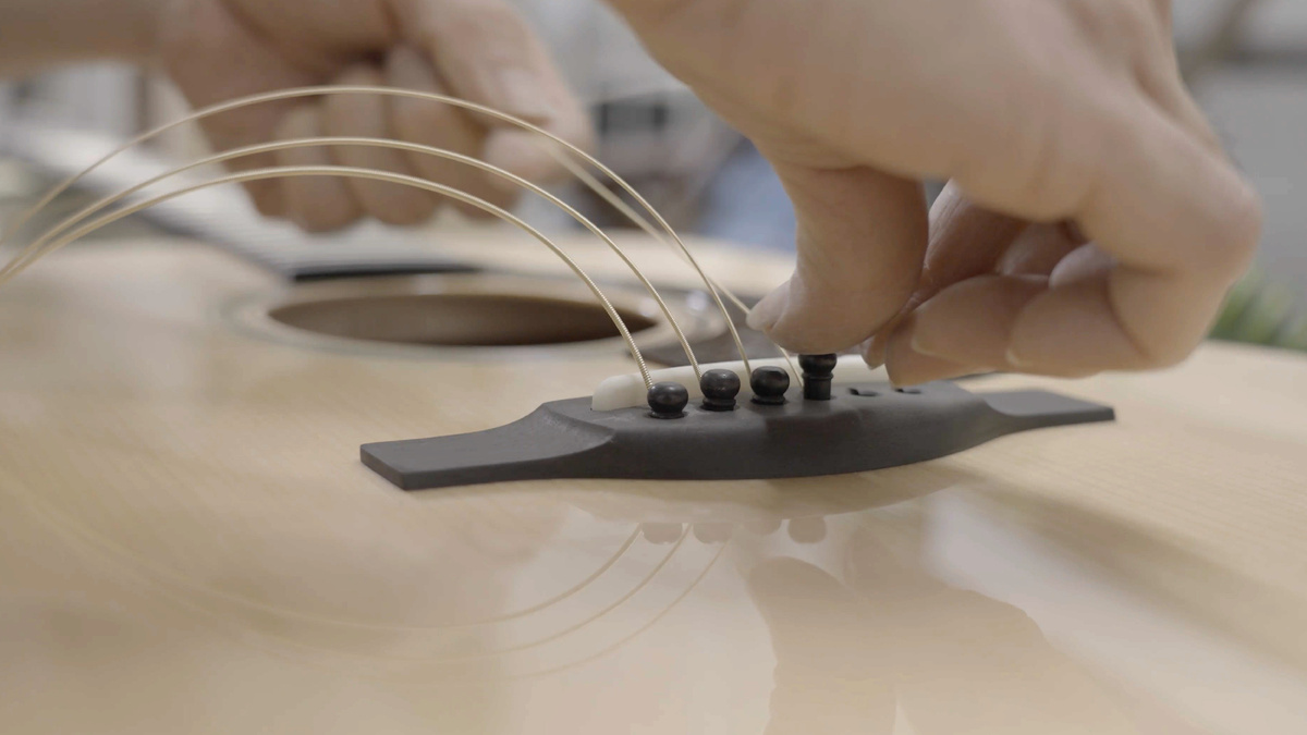 Установка струн на производстве гитар Yamaha