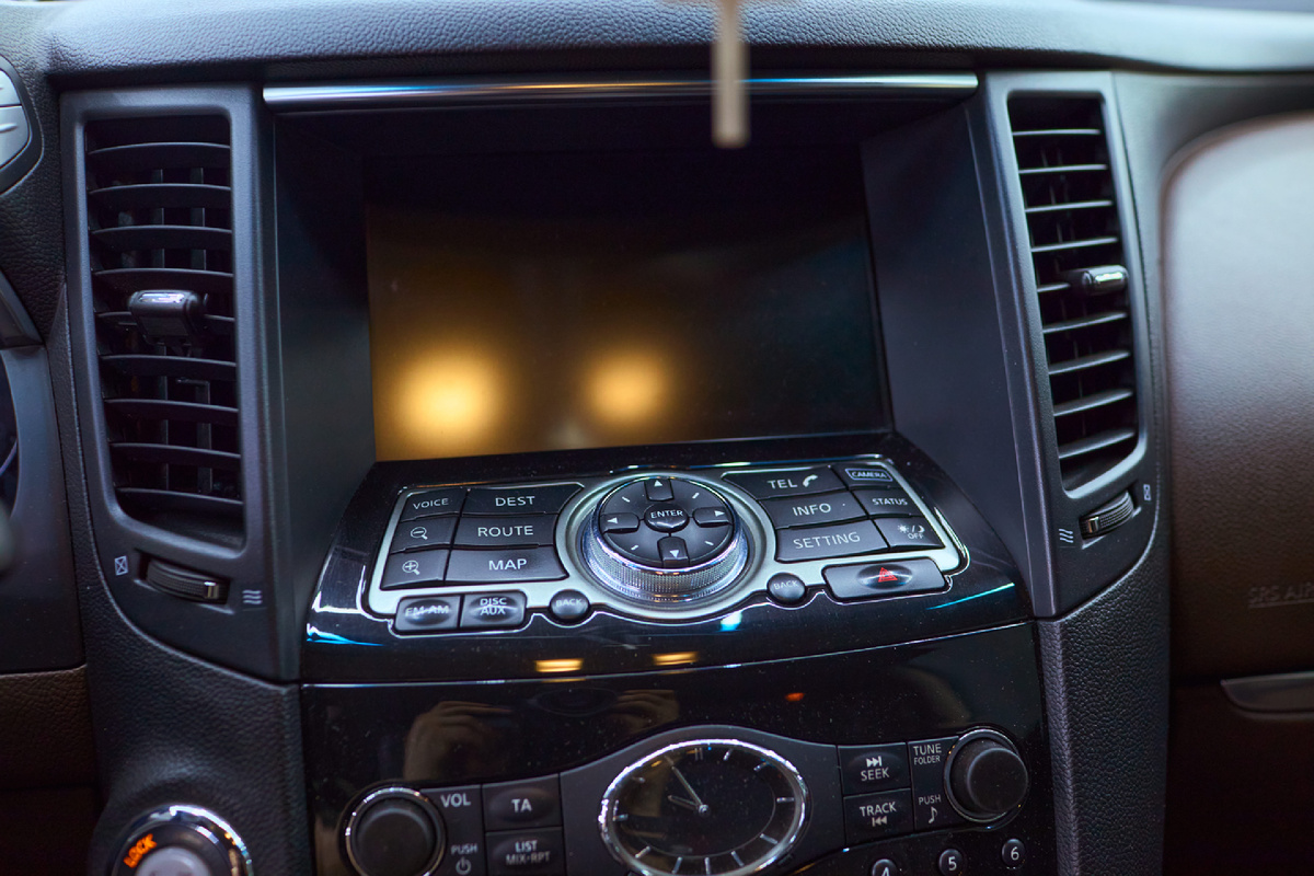 Источник фото: https://custom-heroes.ru/raboty/vid-uslugi/avtozvuk/infiniti-fx35-multimedia-proryv-s-teyes-cc4-pro-9-5/