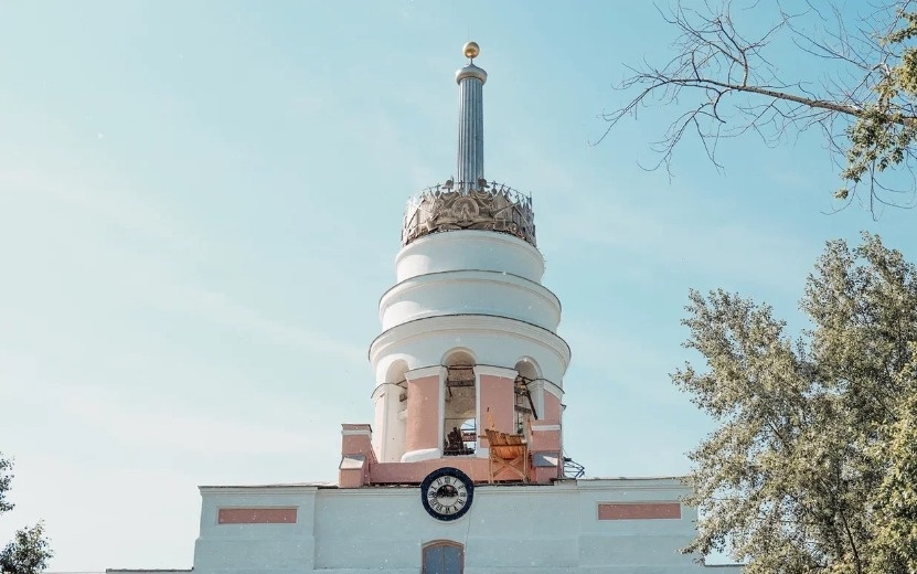 Площадь около главного корпуса оружейного завода тоже может считаться точкой отсчета и сердцем Ижевска. Фото: Мария Бакланова