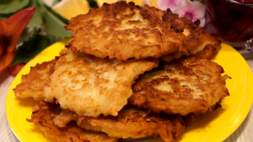 Эти яблочные оладушки спасают меня каждое утро. От начала до готовности минут 20-25, а сколько радости – дети уплетают за обе щёки! 😍