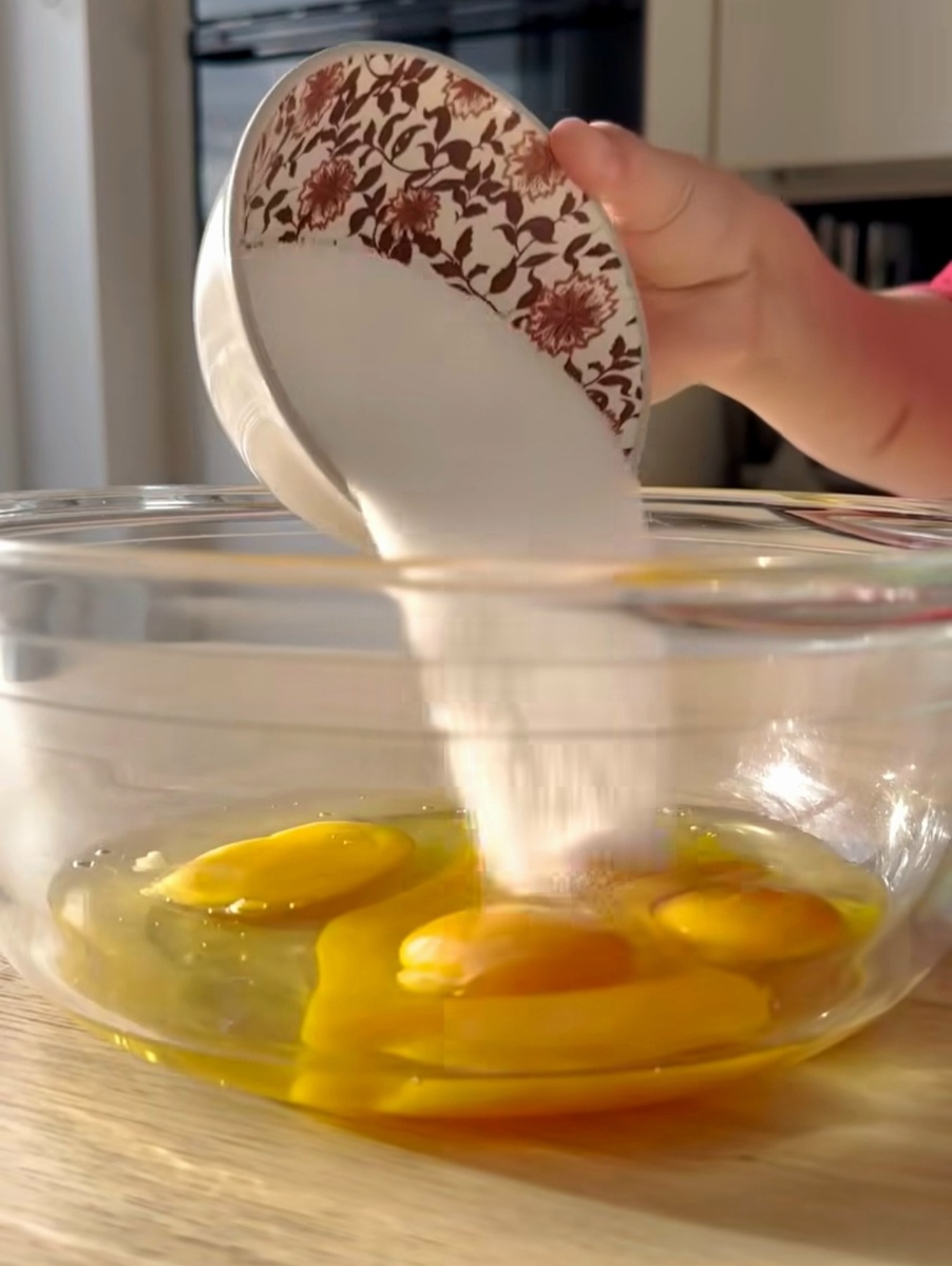 Взбейте яйца с сахаром до пышности