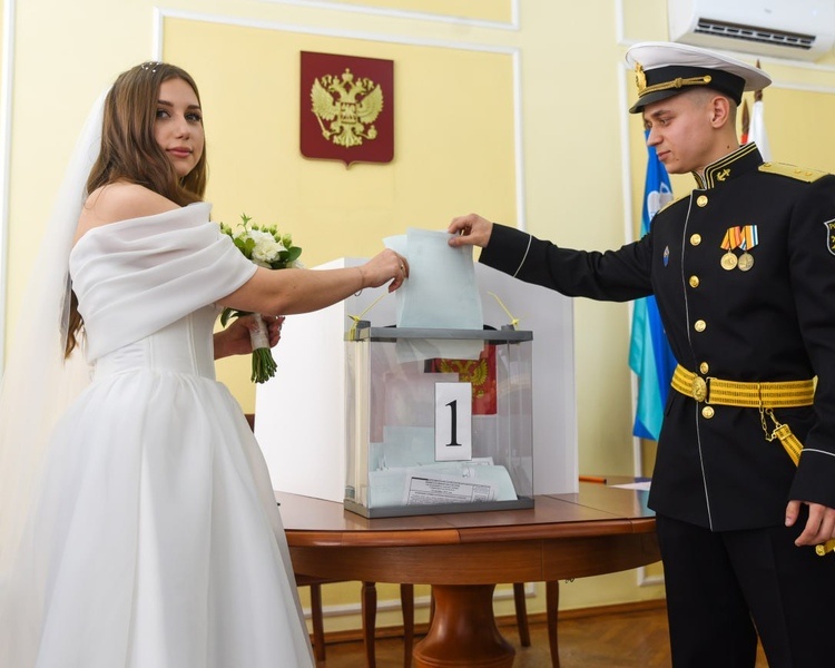     В Курске молодожены в один день поженились и проголосовали