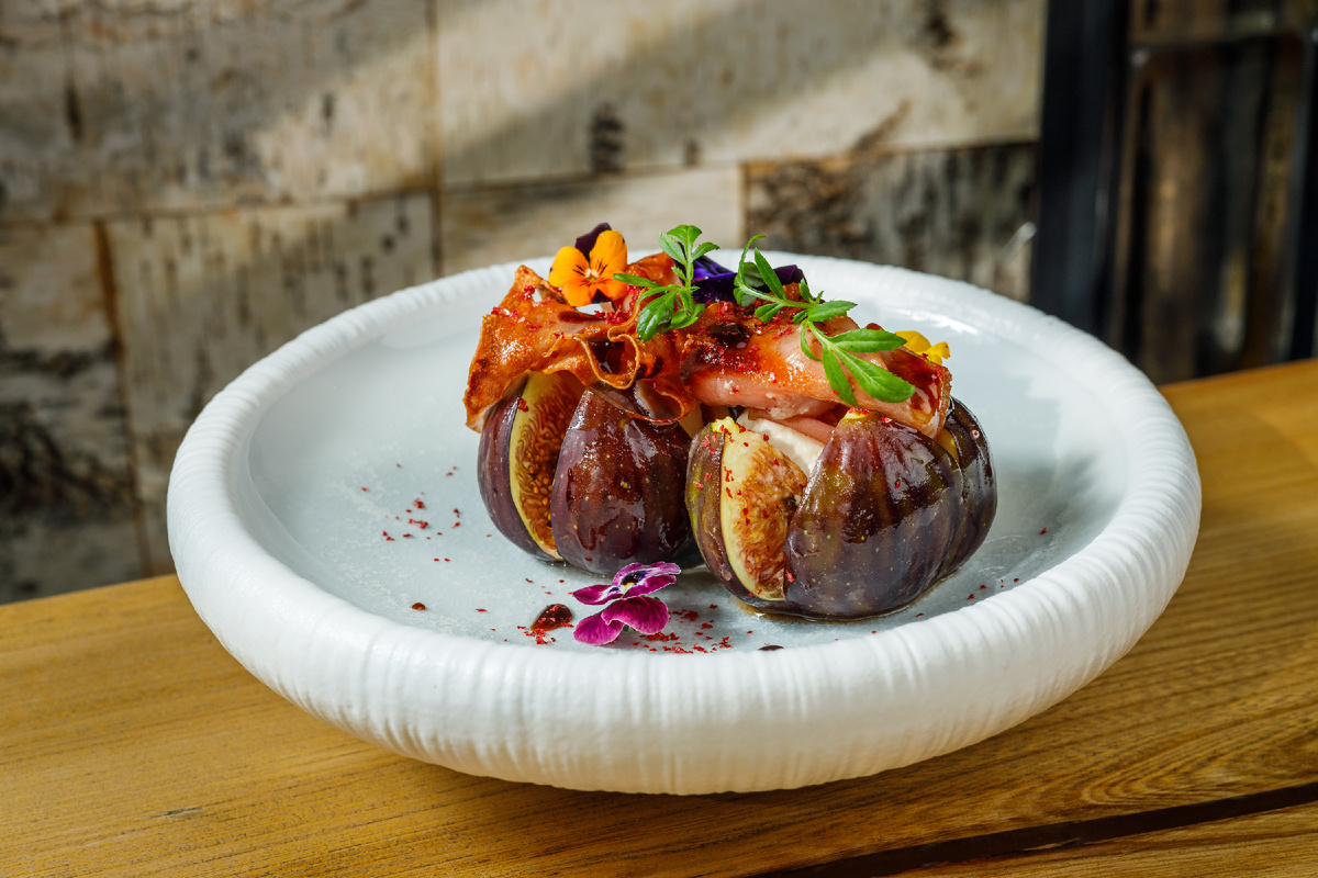 Запеченный инжир с домашней брынзой и мортаделлой - 980 руб.