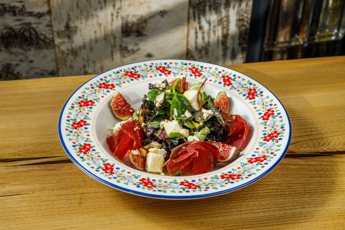 Салат с домашней брынзой, персиком, инжиром, кешью и вяленой говядиной - 880 руб.