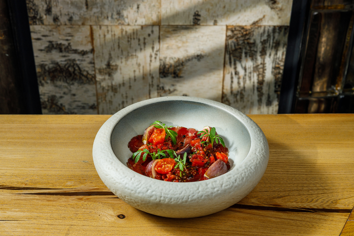 Хамон из гуся с инжиром и тартаром из помидоров в горчичной заправке - 1240 руб.