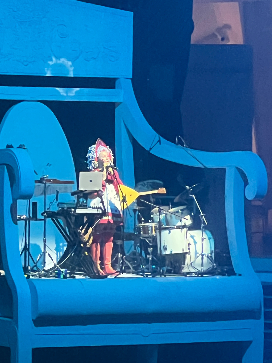 Няня на огромном стуле