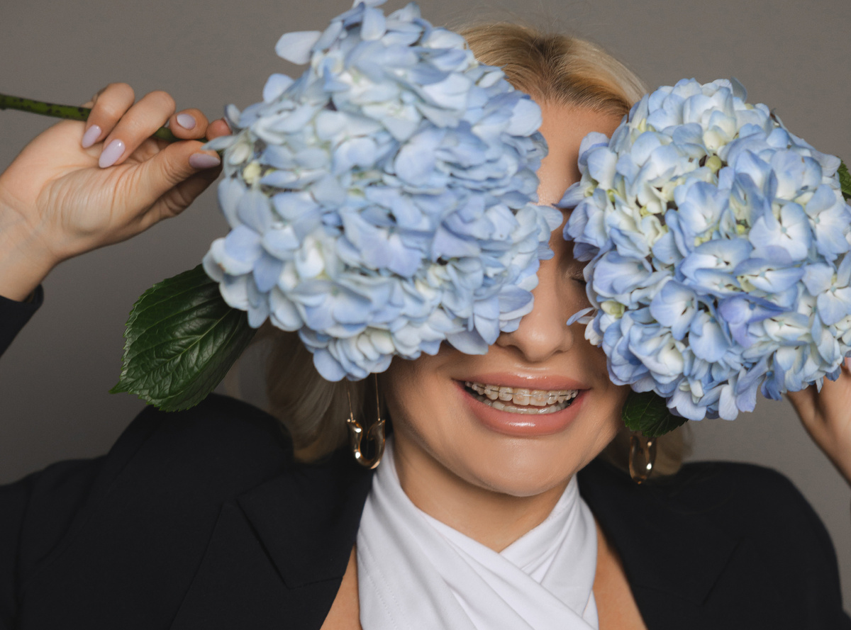 Отбеливание лучше проводить после ортодонтического лечения. 