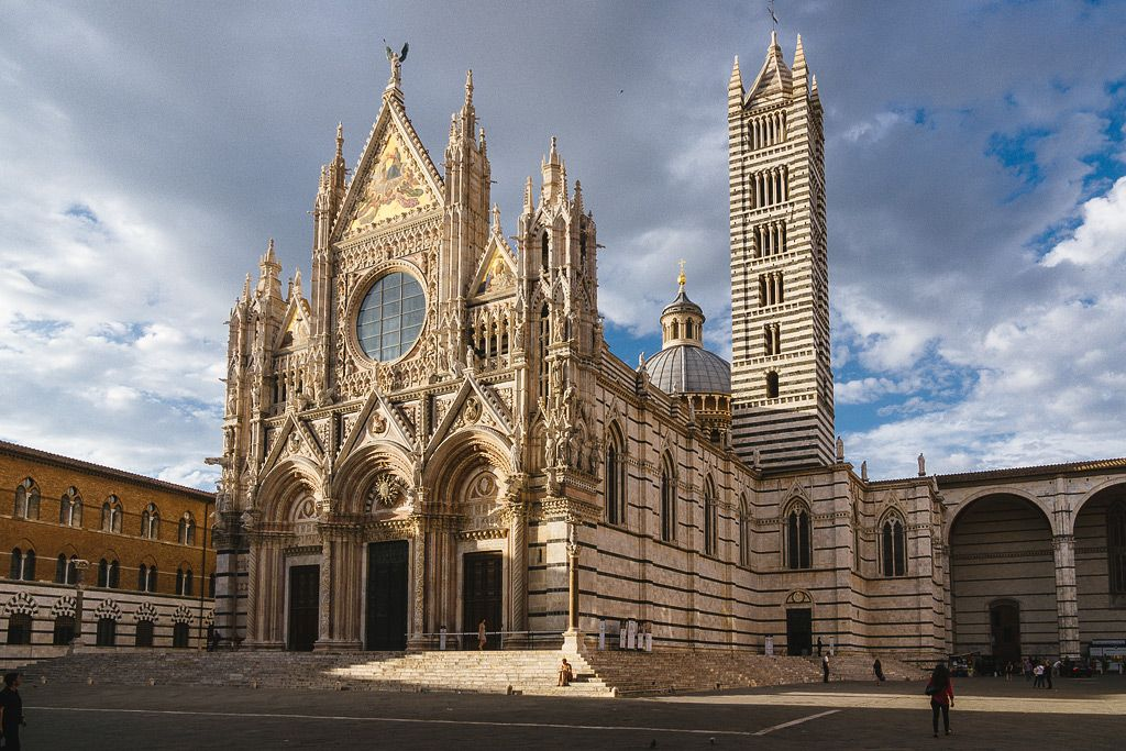 Сиенский собор - Шедевр романско-готической архитектуры с мраморным фасадом и уникальными полами