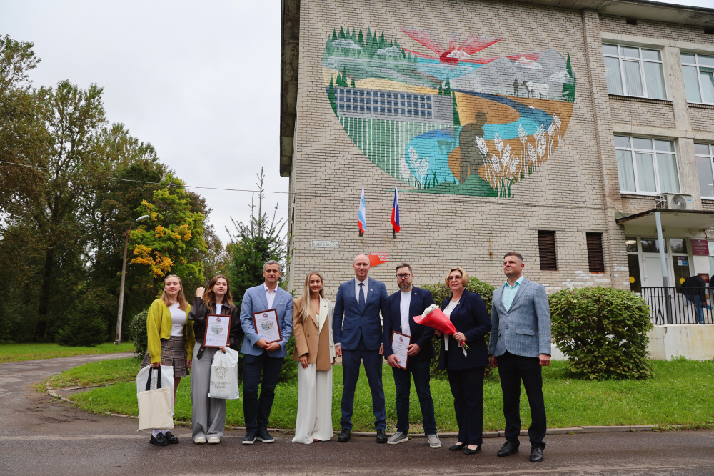 На открытии мурала. Вторая слева – София Андреева, третий слева – Сергей Лутченко