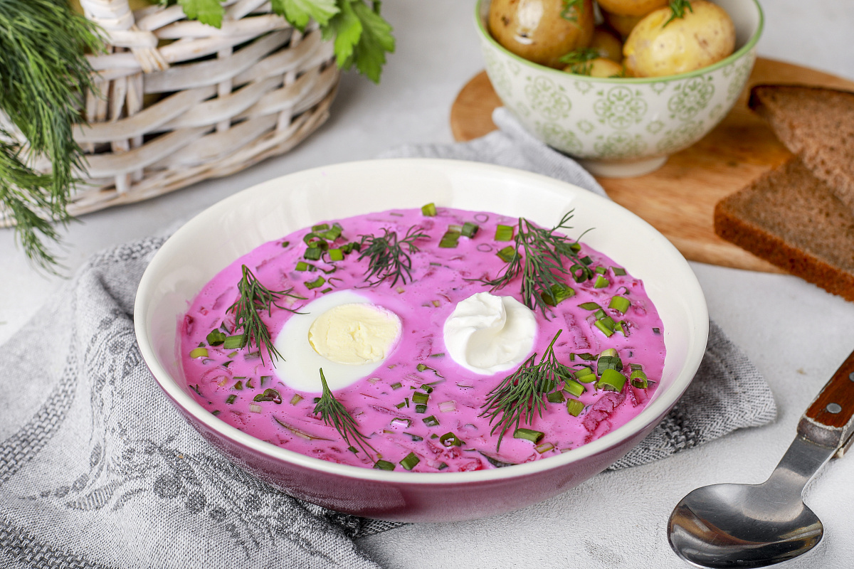 Холодный свекольник на кефире с отварным картофелем и бородинским хлебом