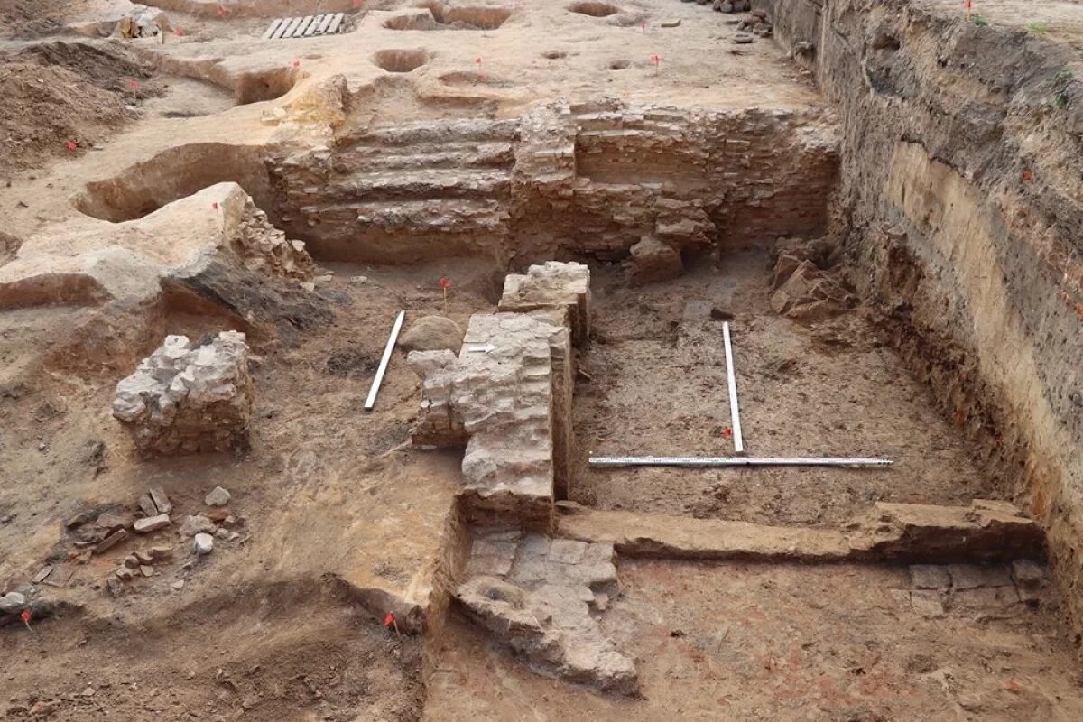    Во время раскопок обнаружили остатки каменного сооружения XII века.