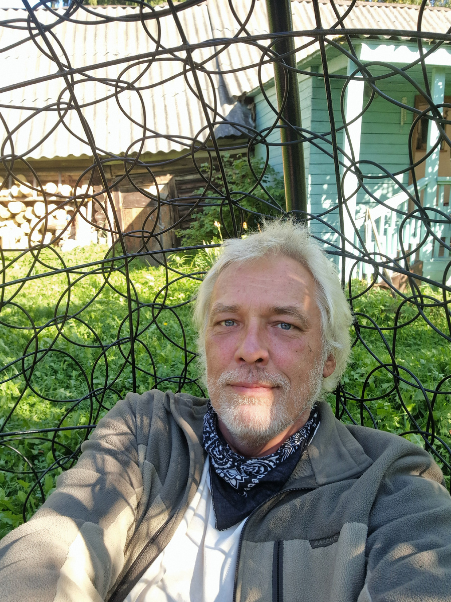 Не "за решёткой" - в кресле-качалке.😀