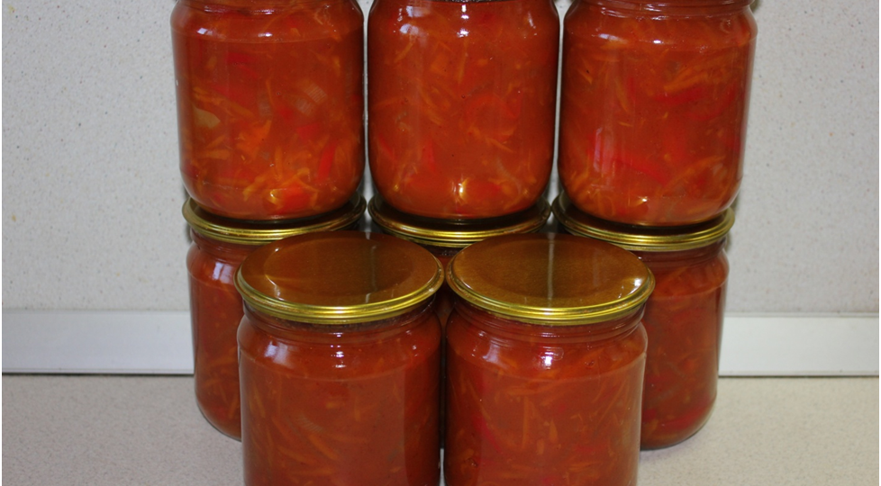 "Лечо - салат" с томатной пастой , перцем, морковью и луком на зиму.