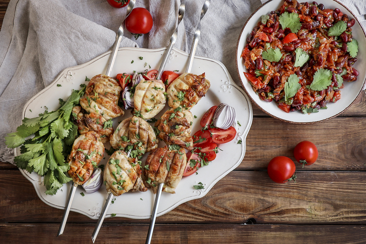 Куриные шашлыки со свежими томатами и лобио из красной фасоли
