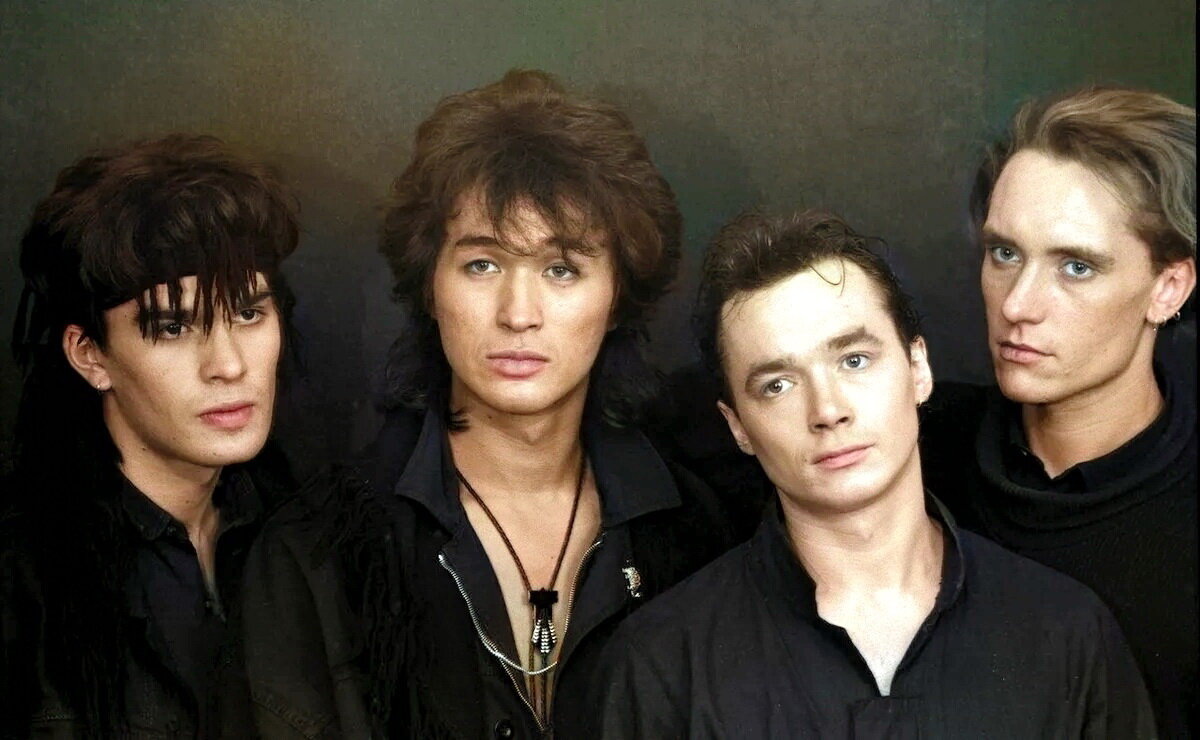 "Кино" - одна из самых популярных групп русского рока (Виктор Цой, Юрий Каспарян, Георгий Гурьянов, Игорь Тихомиров)