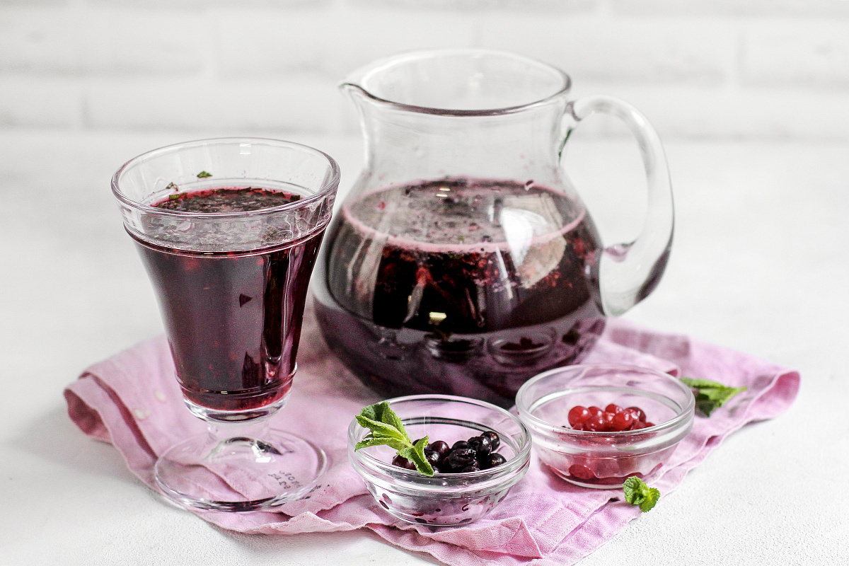 Лимонад «Ягодный взрыв» со смородиной и клюквенным морсом