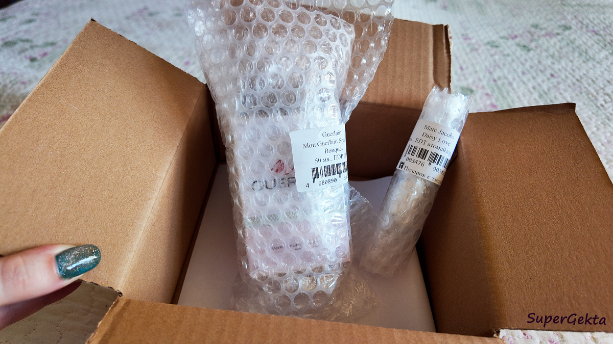 Фото автора. Тот самый заказ, ммм... Новая парфюмерия в моей коллекции : )