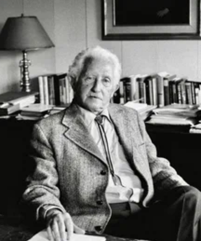 Эрик Эриксон — психолог в сфере психологии развития и психоаналитик, представитель эго-психологии. 