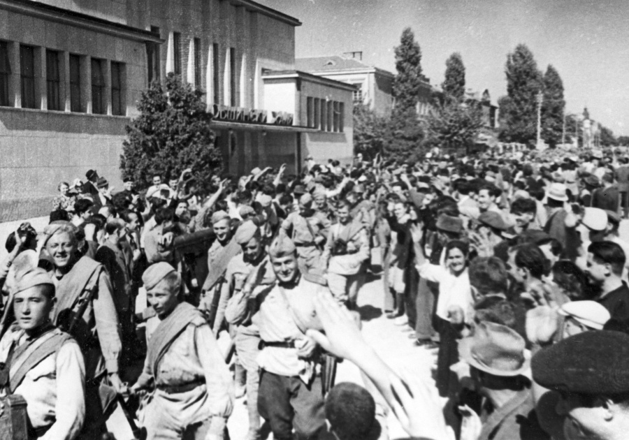 Болгары приветствуют освободителей