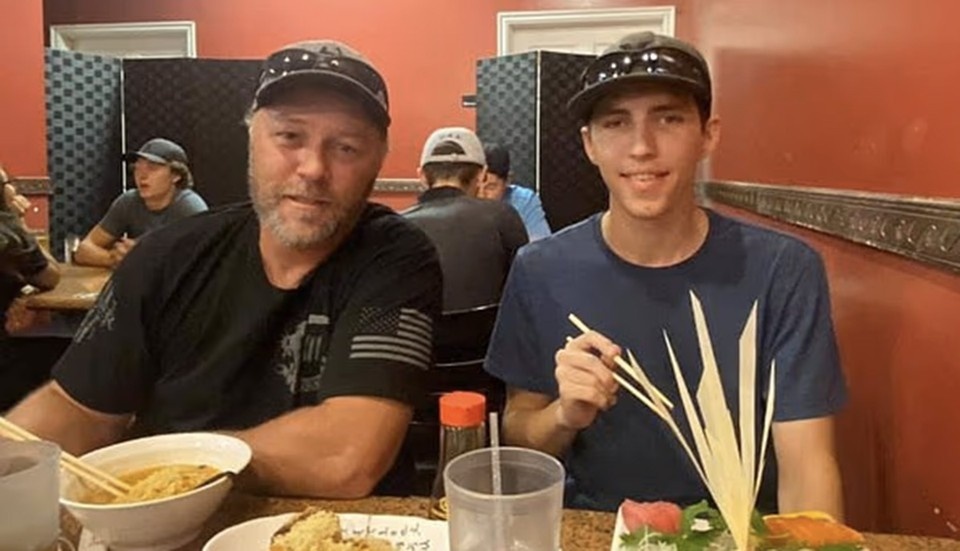    Американские телеканалы уточняют, что стрелок признался в содеянном своему отцу (на фото - слева). Личная страница героя публикации в соцсети